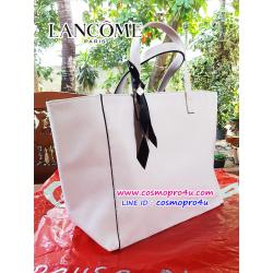กระเป๋าลังโคม LANCOME bag กระเป๋าหิ้ว (shopping bag) ขนาดกลาง สีขาวแต่งด้วยสีดำ ภายในสีดำ มีหูหิ้วประดับด้วยโบว์สีดำ ขนาด 19x12x6 นิ้ว