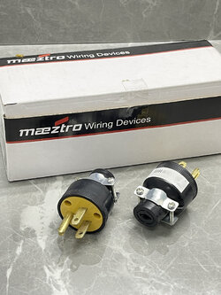 ปลั๊กยางมีแคร้มรัด 3ขา ตัวผู้ รุ่น 1709, ปลั๊กเหล็กตัวเมียกลางทาง รุ่น 2887 (MAEZTRO)