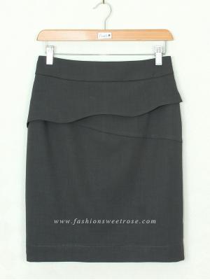 SK-375 กระโปรงทรงสอบ ผ้า Rose Skin สีเทาดำ ด้านหน้ากระโปรงออกแบบตัดต่อมีชิ้นแต่งด้านหน้า