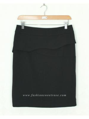 SK-368 กระโปรงทรงสอบ ผ้า Rose Skin สีดำ ด้านหน้ากระโปรงออกแบบตัดต่อมีชิ้นแต่งด้านหน้า