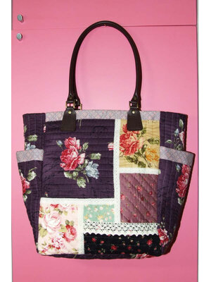 QLT-001 กระเป๋าควิลท์ ใบใหญ่สะพายข้าง ใช้ผ้าญี่ปุ่นทั้งด้านนอกและด้านใน และควิลท์มือทั้งใบ งานสวยน่าใช้มากๆค่ะ