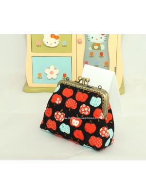 QLT-017 กระเป๋าปิ๊กแป๊กแบบ 2 ช่อง ใส่เหรียญและธนบัตร ผ้าลายลูกแอปเปิ้ลแดงพื้นดำ