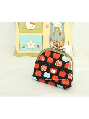QLT-016 กระเป๋าปิ๊กแป๊กหัวเพขรแบบ 1 ช่อง ใส่เหรียญและธนบัตร ผ้าลายลูกแอปเปิ้ลแดงพื้นดำ