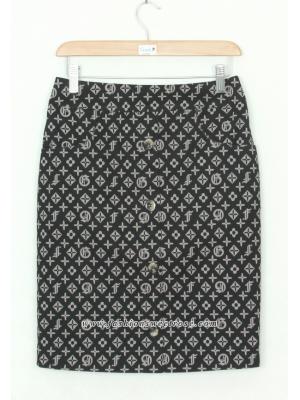 SK-312 กระโปรงแฟชั่น&ทำงาน ทรงสอบ ผ้าญี่ปุ่นพิมพ์ลายกราฟฟิคพื้นดำ ตกแต่งด้วยกระดุม 4 เม็ด