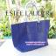 กระเป๋าถือเอสเต้ใบใหญ่ ESTEE LAUDER ลายหนังสีน้ำเงินเข้มกรมท่า วัสดุหนังเทียมหนานิ่มมีลายนูนตรงกลาง มีกระเป๋าเล็กเย็บติดด้านใน ถือ-คล้องไหล่ 19x12นิ้ว