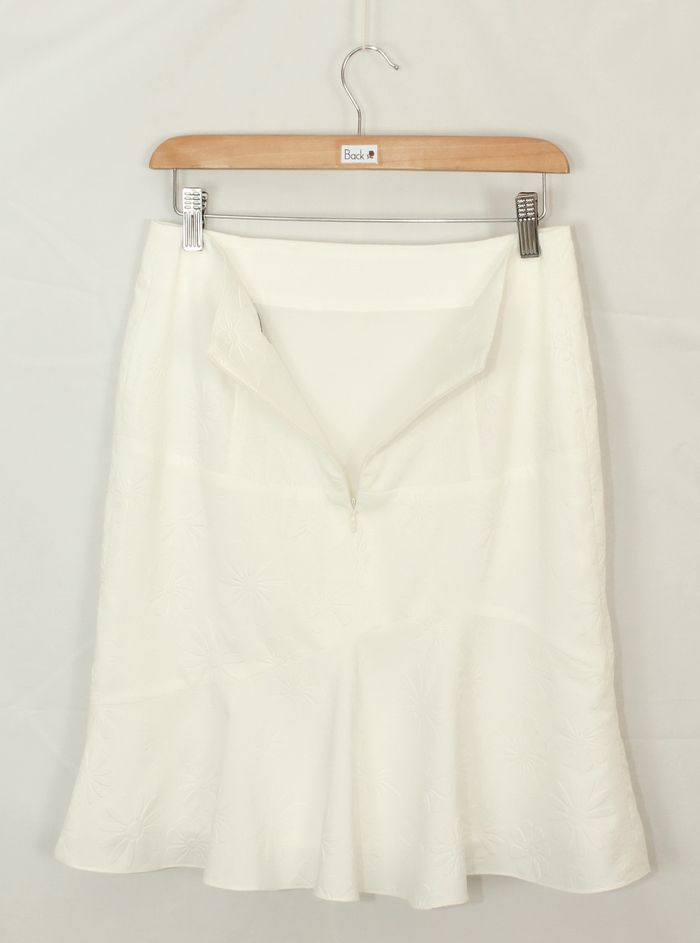 SK-219 กระโปรงแฟชั่น&ทำงาน ทรงย้วย ผ้าไหมอิตาลีพิมพ์นูนลายดอกไม้ สีขาวออฟไวท์