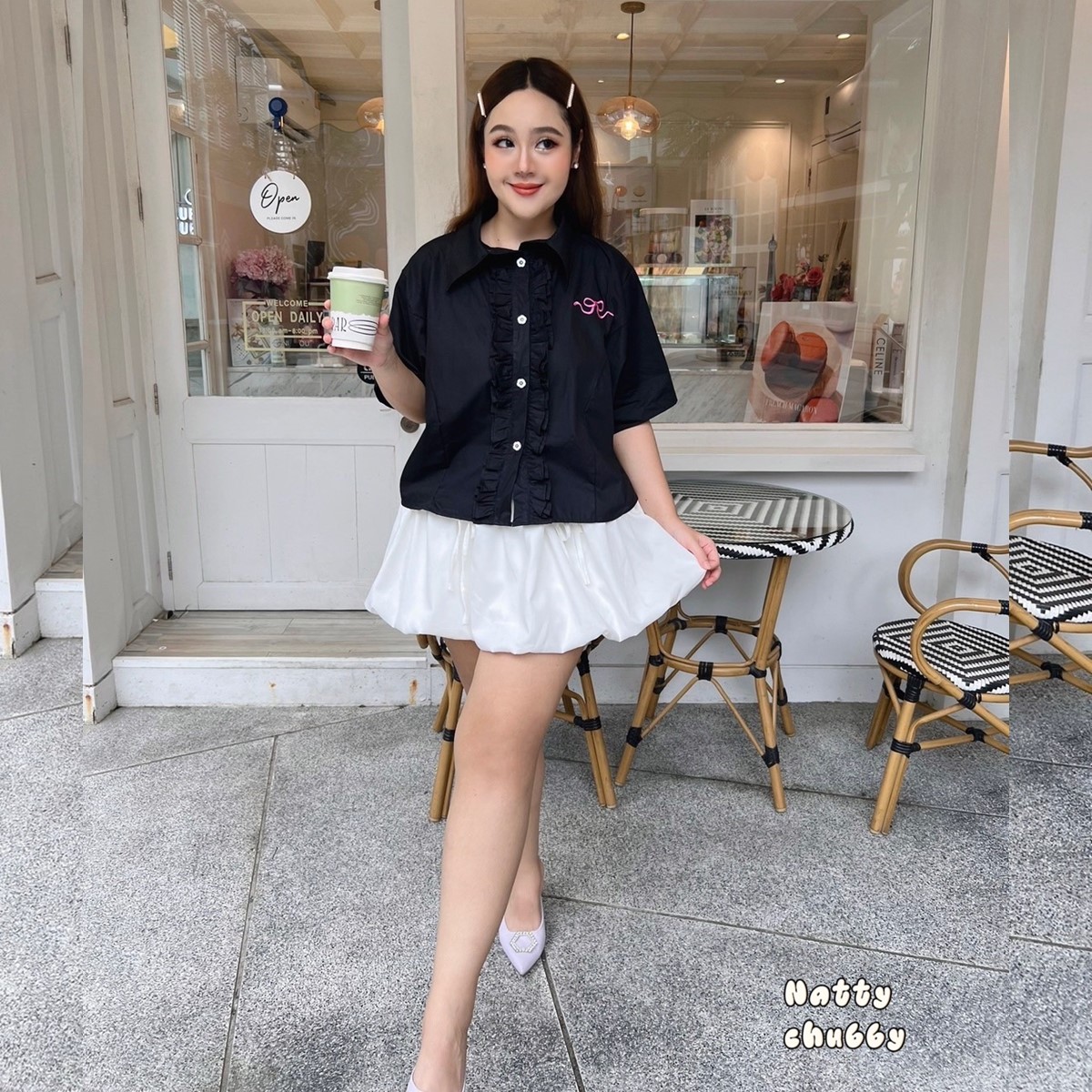 J045 เสื้อเชิ้ต แต่งสาปหน้าระบายหยิกๆ ปักโบว์ กระดุมดอกไม้