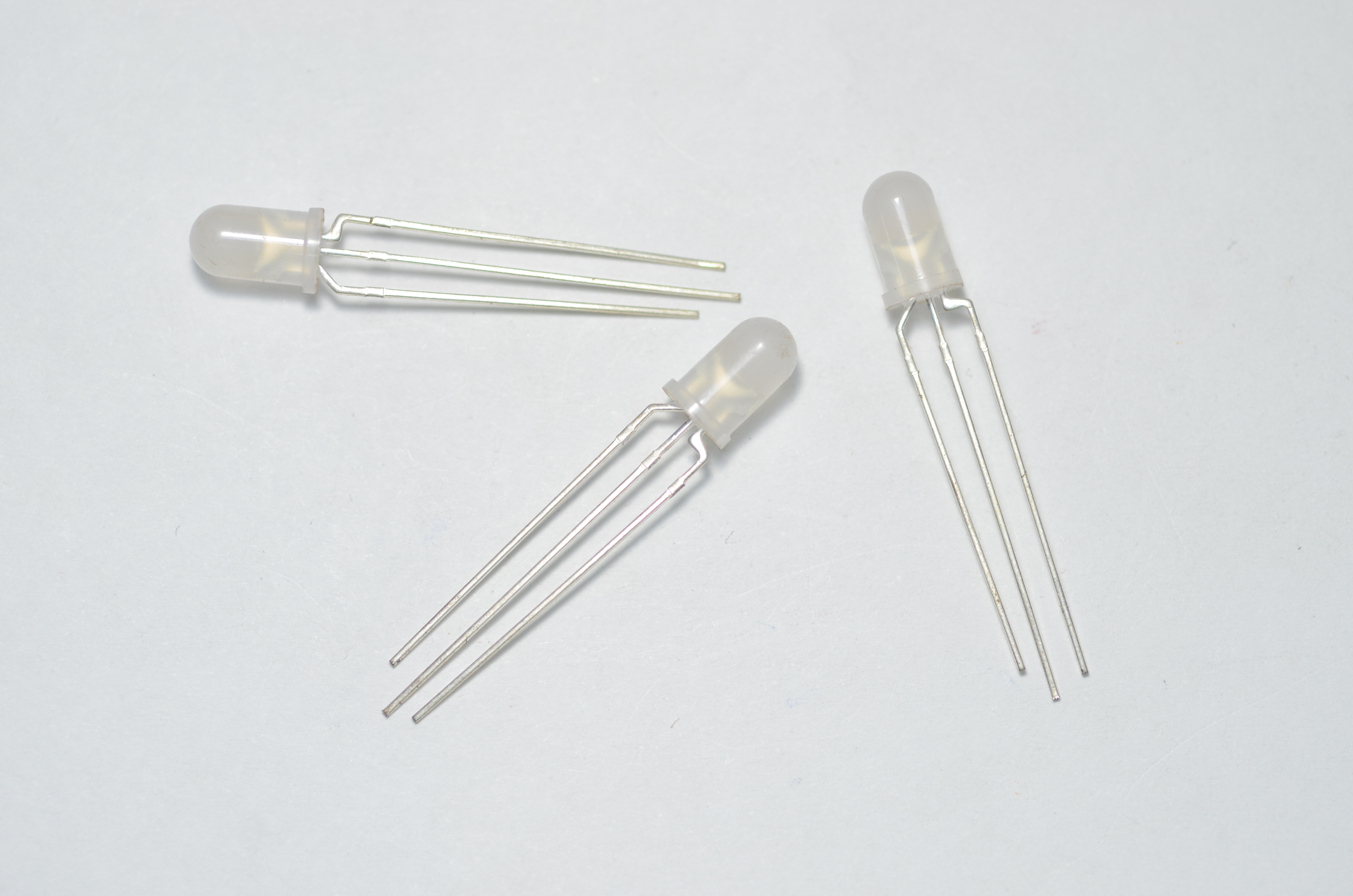 LED 5.0mm. 3ขา 2สี (GR) ขากลาง +