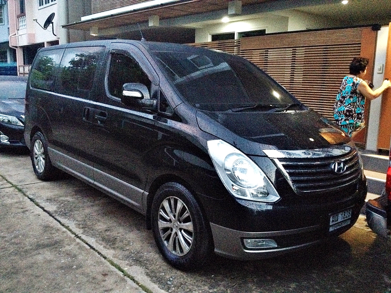 HYUNDAI H-1 STAREX [ ประตูไฟฟ้า 1 ข้าง ( ซ้าย ) + ดูดขวา + สปริง eibach + กระไดไฟฟ้าซ้าย ] { ฆณ1828 }