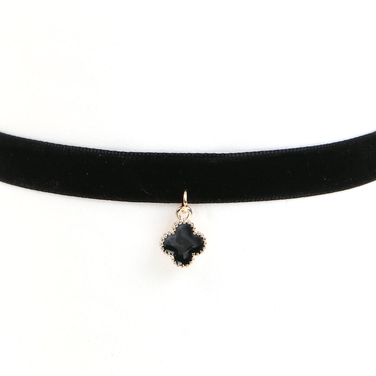 สร้อยคอ choker ผ้ากำมะหยี่สีดำ จี้ดอกไม้สี่แฉกสีดำกรอบทอง ยาว 34.5 ซม.