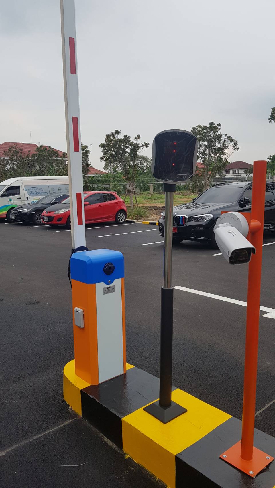 ระบบไม้กั้นรถยนต์อ่านป้ายทะเบียน ไม้กระดก ระบบไม้กั้นรถยนต์แบบทาบบัตร