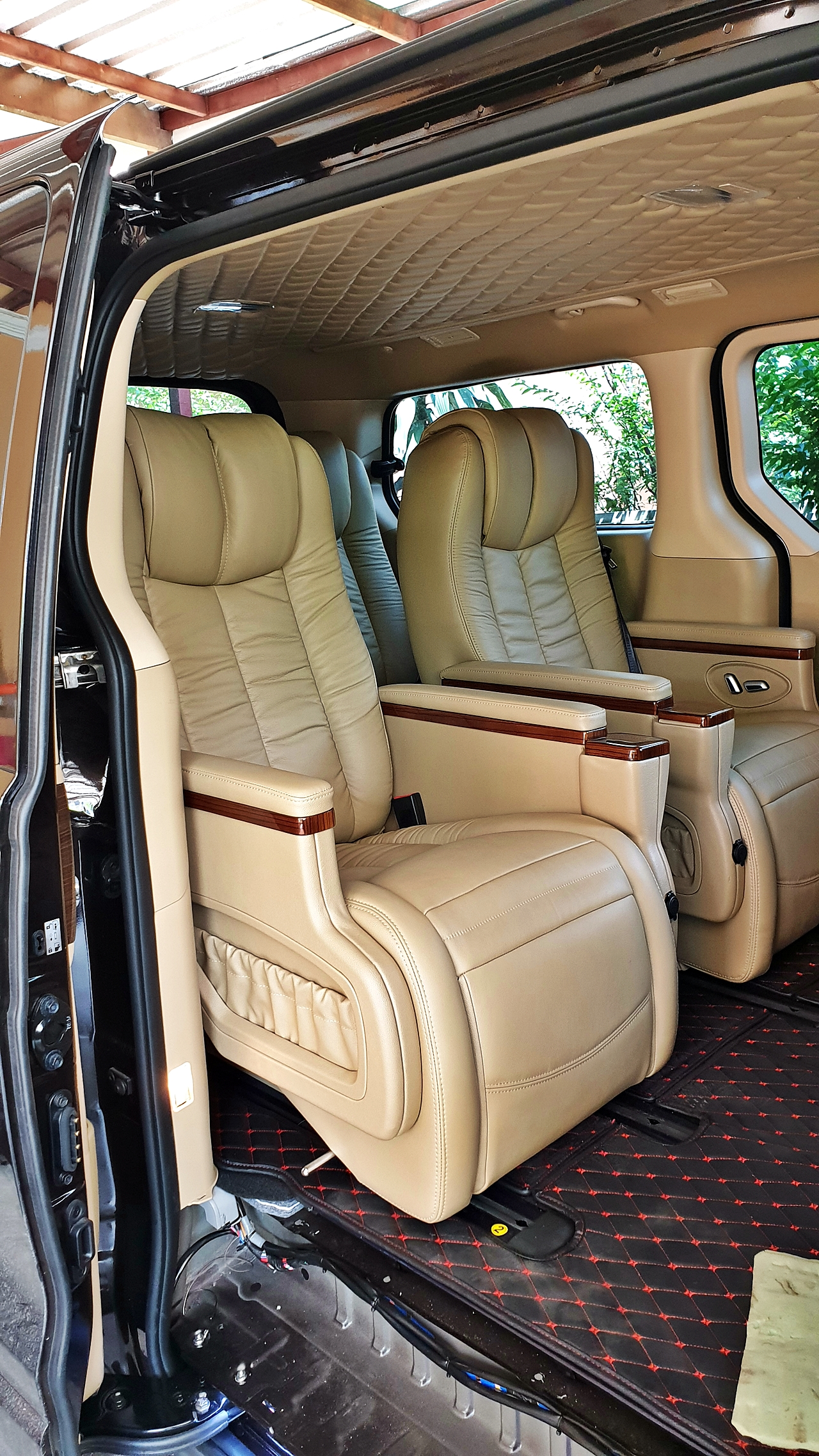 HYUNDAI H-1 ELITE 2018 [ ประตูไฟฟ้า + เบาะ vip + ท้าย 60:40 + คอนโซลทีวี 24 นิ้ว ] { บ1326 }