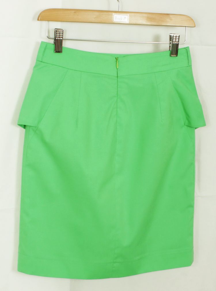 SK-069 กระโปรงทรงสอบ ผ้าคอตต้อนญี่ปุ่นสีเขียวมะนาว ด้านหน้ากระโปรงจับจีบระบาย
