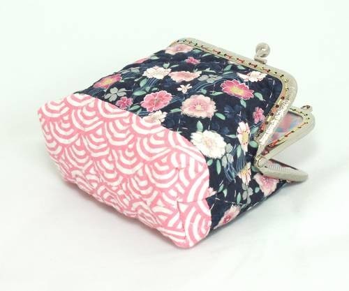 QLT-012 กระเป๋าปิ๊กแป๊กแบบ 2 ช่อง ใส่เหรียญและธนบัตร ผ้าลายดอกไม้กราฟฟิกพื้นน้ำเงิน