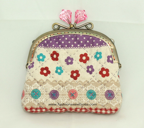 QLT-015 กระเป๋าปิ๊กแป๊กหัวเพขรแบบ 1 ช่อง ใส่เหรียญและธนบัตร ผ้าลายกระดุมและดอกไม้เล็กๆแนววินเทจ