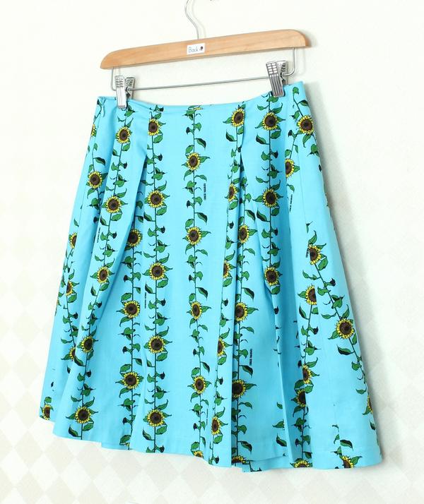 SK-346 กระโปรงแฟชั่น&ทำงาน ทรงบาน ผ้าคอตต้อนญี่ปุ่นพิมพ์ลายดอกทานตะวันพื้นสีฟ้า