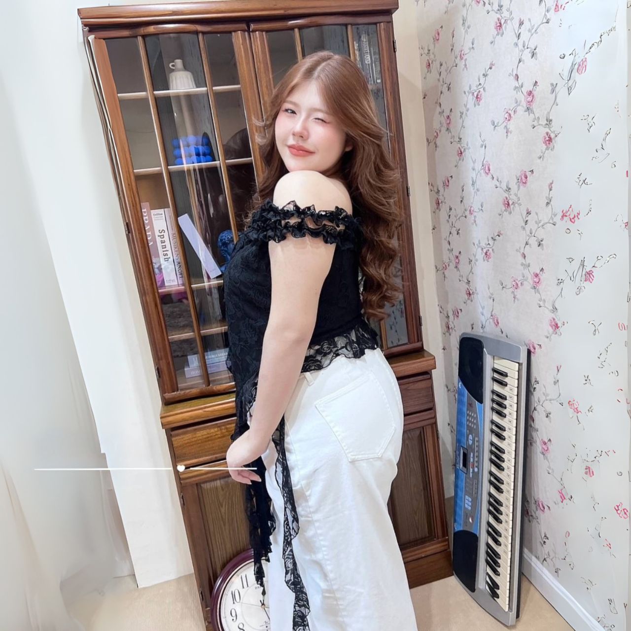 A258 เสื้อสาวอวบ ผ้าลูกไม้ ขาว ดำ อกได้ถึง38-48 นิ้วหน้าผ้า50นิ้ว