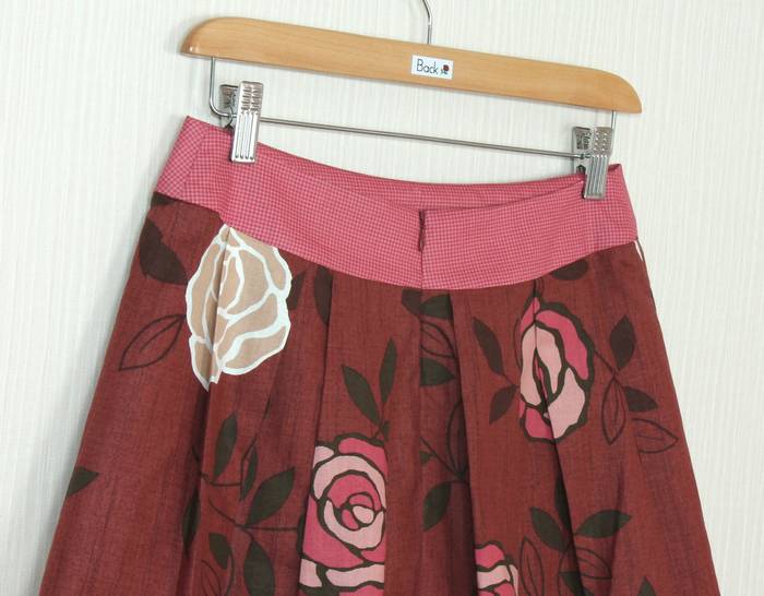 SK-246 กระโปรงแฟชั่น&ทำงาน ทรงบาน ลายดอกกุหลาบ โทนแดงเลือดหมู จีบทวิสรอบเอว