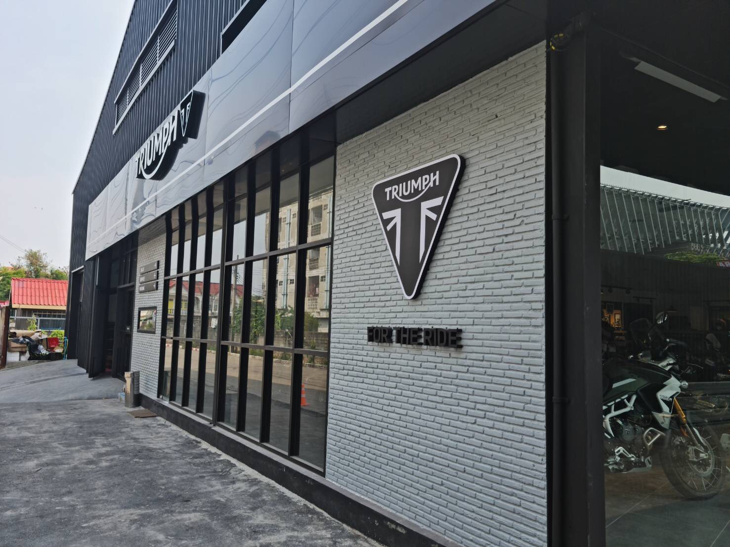 โกดังสำเร็จรูปโชว์รูมมอเตอร์ไซด์ TRIUMPH 20x35x6m