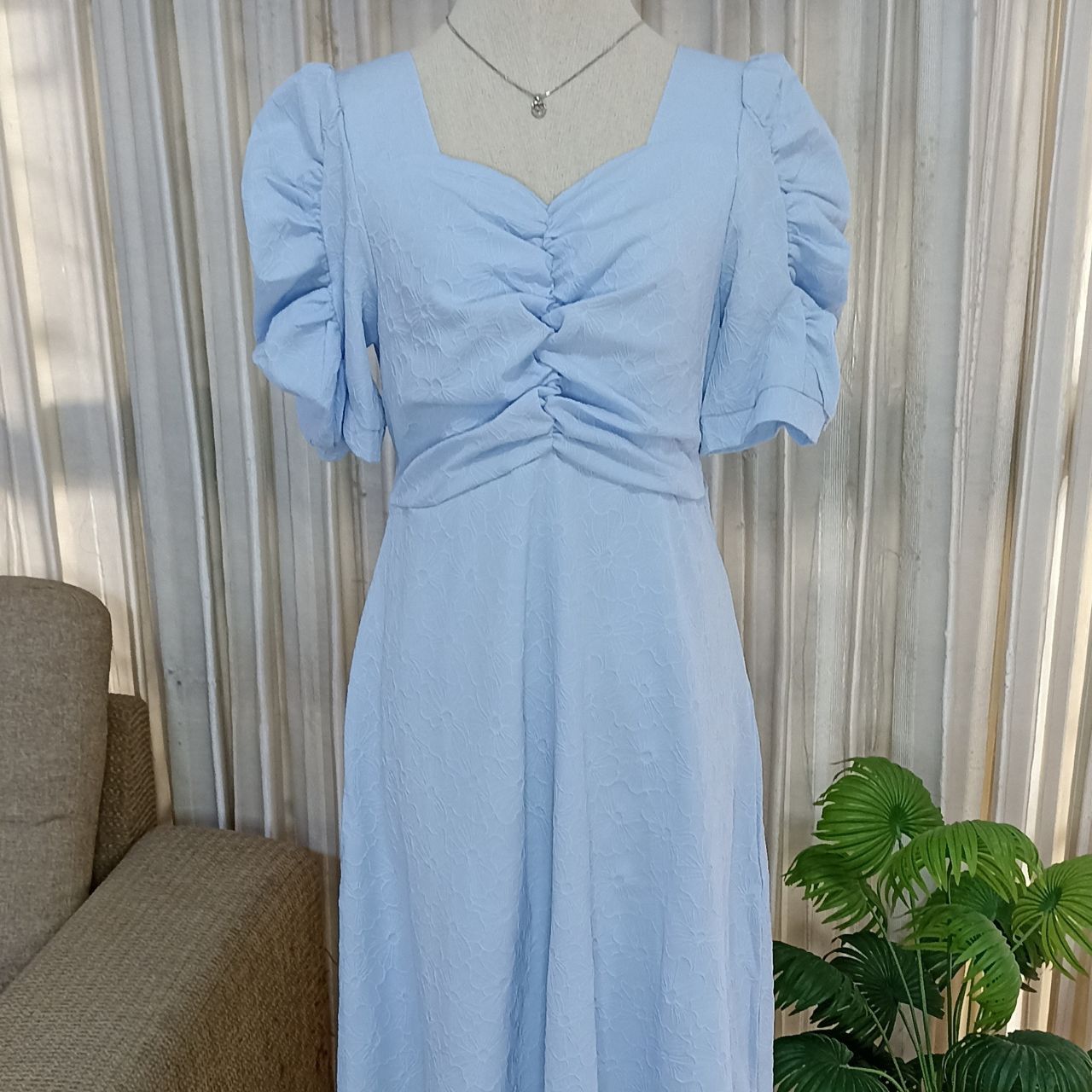 ต้อนรับวันแม่ N005เดรสสีฟ้าสดใส ผ้านูนลายดอกไม้ น่ารักมากๆ ไซส์L รอของ2วันนะคะ ฟ้า มี2ไซศ์ อก 34 36