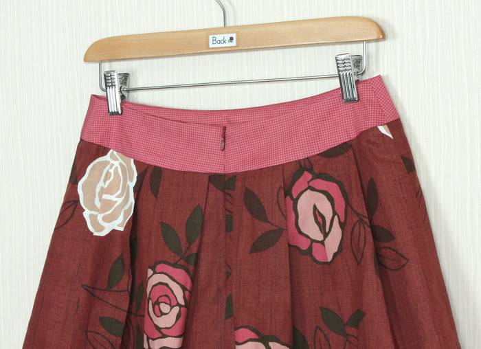 SK-246 กระโปรงแฟชั่น&ทำงาน ทรงบาน ลายดอกกุหลาบ โทนแดงเลือดหมู จีบทวิสรอบเอว