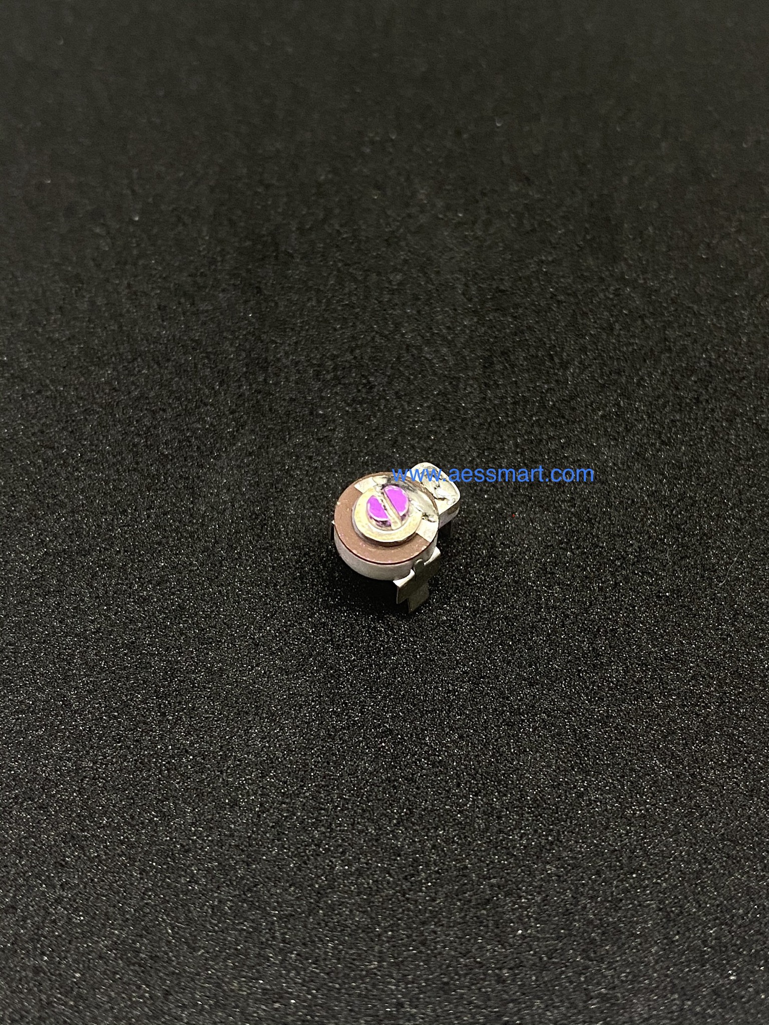 VC06RA100PF : 100pF trimer สีขาว ตัวใหญ่