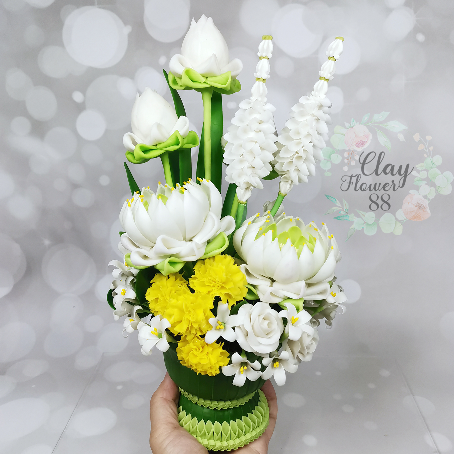ชุดคู่ดอกบัว สีขาว งานประดิษฐ์ ดินปั้น งานปั้น จาก ดินไทย จัดชุดในพานใบตอง (สูง 11 นิ้ว จำหน่ายเป็นคู่)