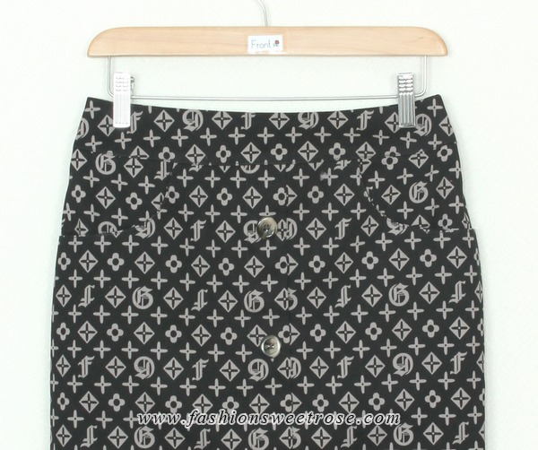 SK-312 กระโปรงแฟชั่น&ทำงาน ทรงสอบ ผ้าญี่ปุ่นพิมพ์ลายกราฟฟิคพื้นดำ ตกแต่งด้วยกระดุม 4 เม็ด