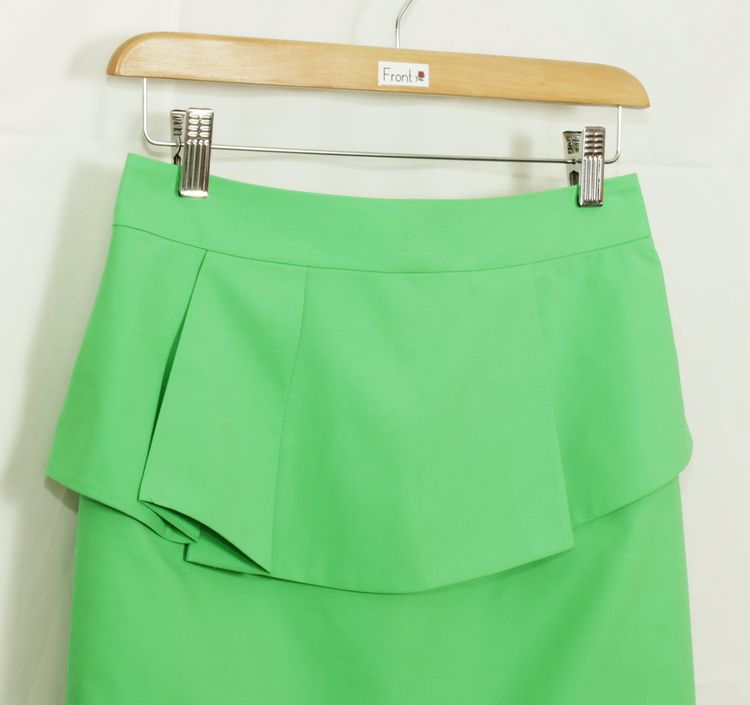 SK-069 กระโปรงทรงสอบ ผ้าคอตต้อนญี่ปุ่นสีเขียวมะนาว ด้านหน้ากระโปรงจับจีบระบาย