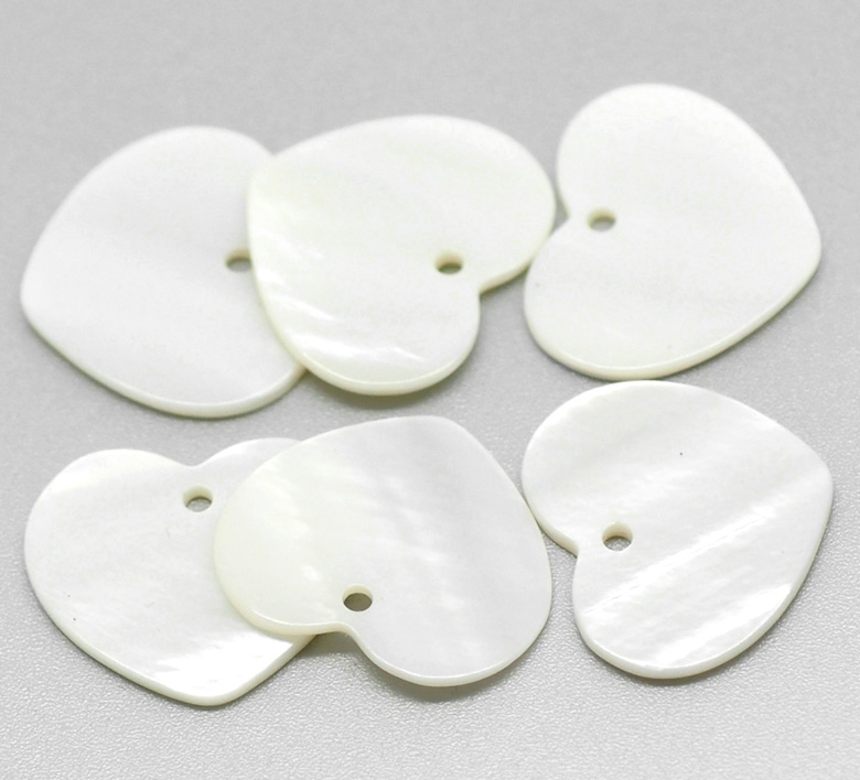 ตัวห้อยรูปหัวใจทำจากเปลือกหอย ขนาด 24x20mm แพ็ค 3 ชิ้น