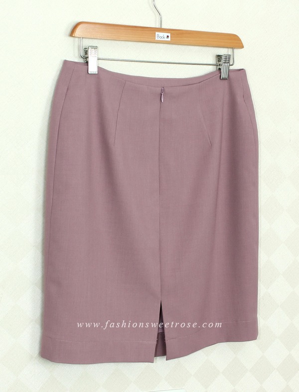 SK-369 กระโปรงทรงสอบ ผ้า Rose Skin สีม่วงกะปิ ด้านหน้ากระโปรงจับจีบทวิช ดีไซน์เรียบหรู
