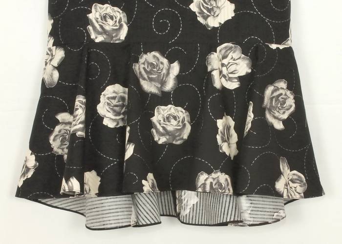 SK-210 กระโปรงแฟชั่น&ทำงาน ทรงย้วย ผ้าคอตต้อนญี่ปุ่นพิมพ์ลายดอกกุหลาบขาวพื้นดำ