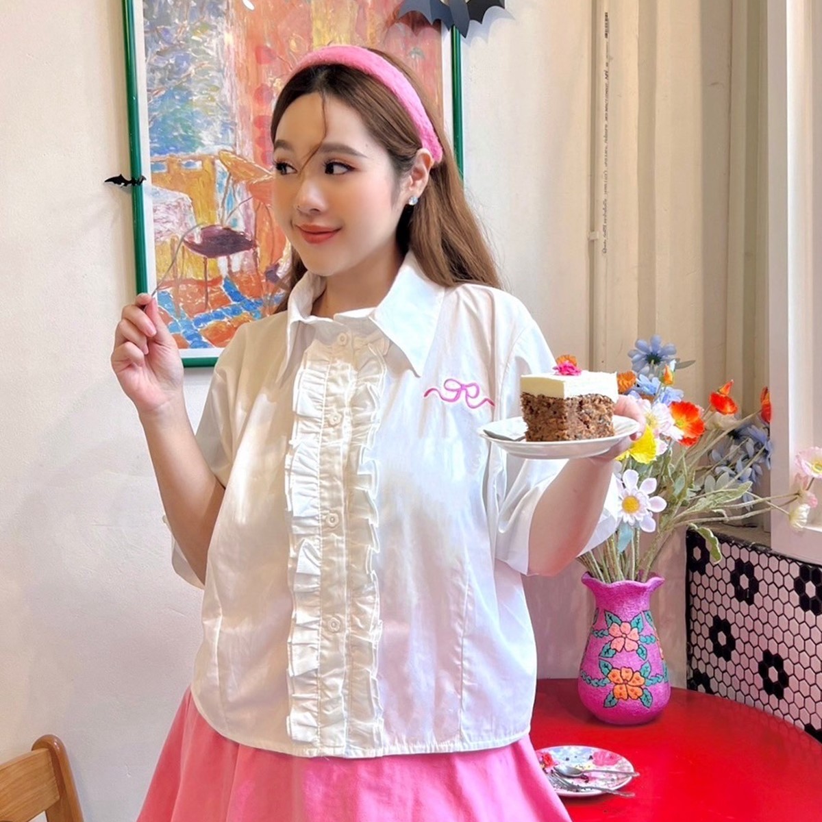 J045 เสื้อเชิ้ต แต่งสาปหน้าระบายหยิกๆ ปักโบว์ กระดุมดอกไม้