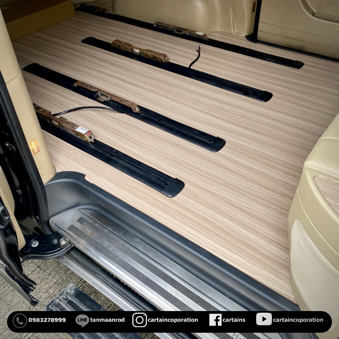 ปูพื้นลามิเนต ลายไม้แท้ สั่งทำเข้าsetกับคอนโซลเตี้ย