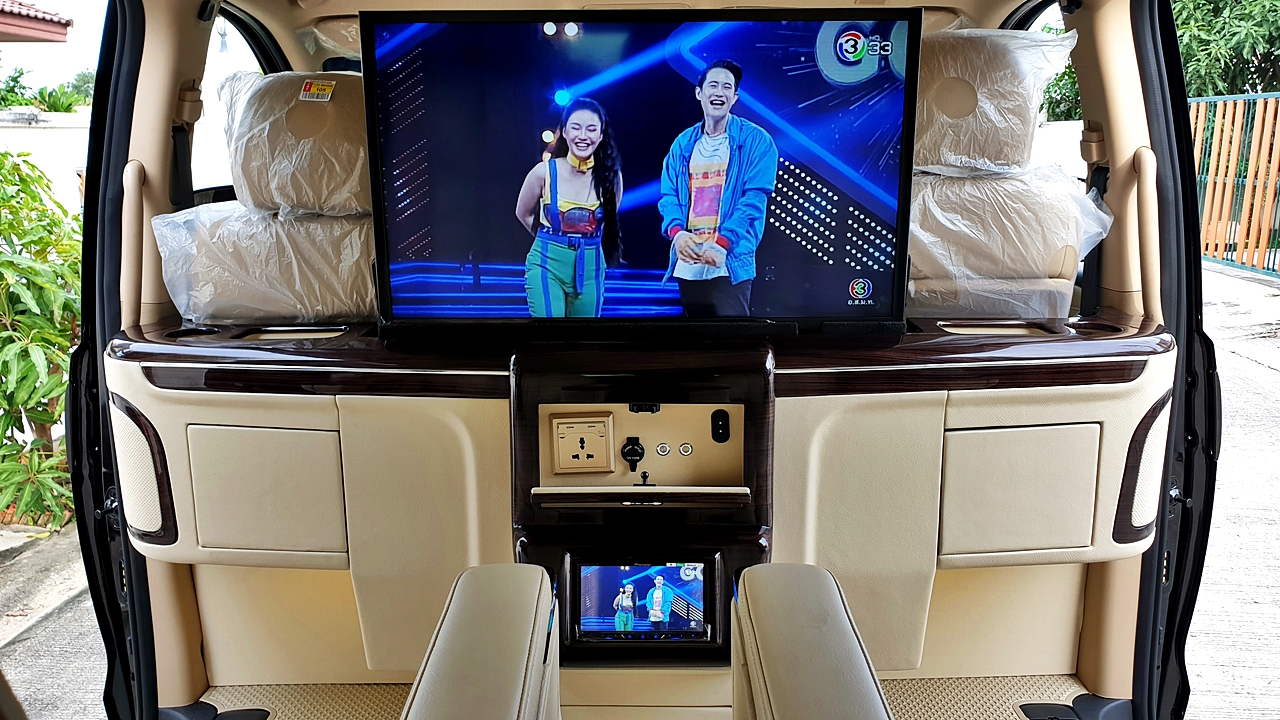 HYUNDAI H-1 ELITE 2018 [ ประตูไฟฟ้า + เบาะ vip + ท้าย 60:40 + คอนโซลทีวี32 นิ้ว ] { น4105 }