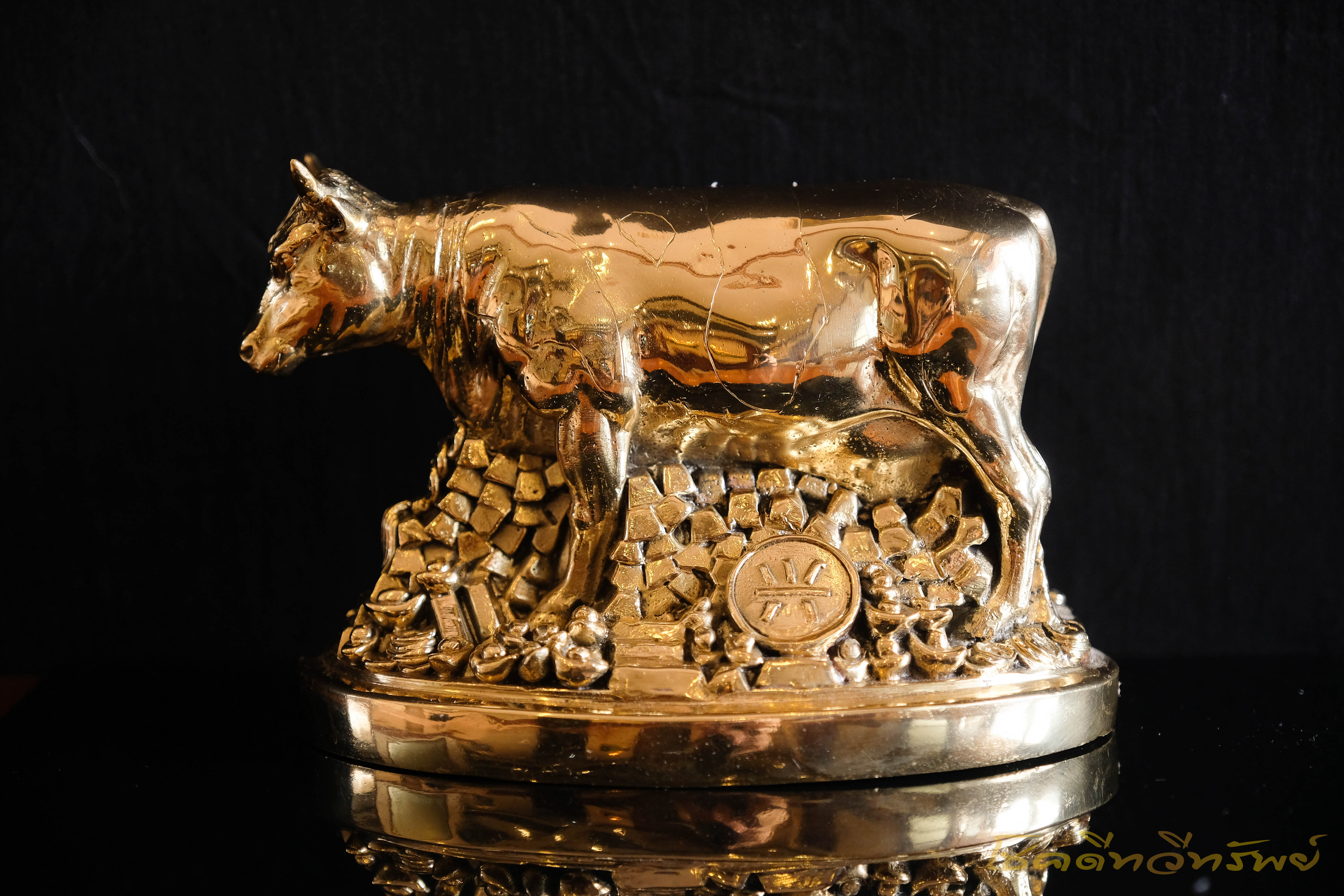 รูปปั้นวัวมงคล