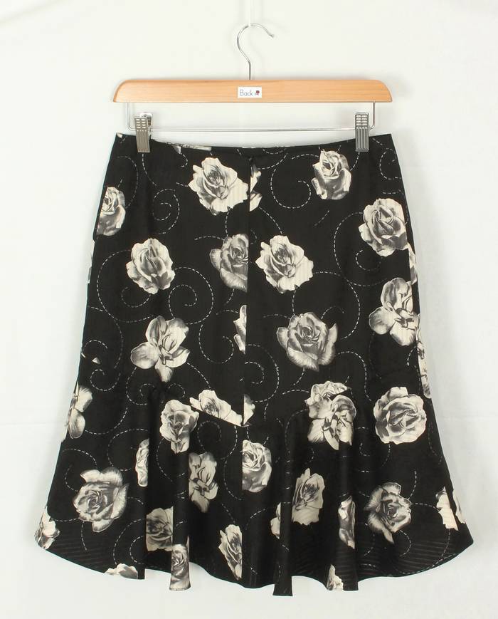 SK-210 กระโปรงแฟชั่น&ทำงาน ทรงย้วย ผ้าคอตต้อนญี่ปุ่นพิมพ์ลายดอกกุหลาบขาวพื้นดำ