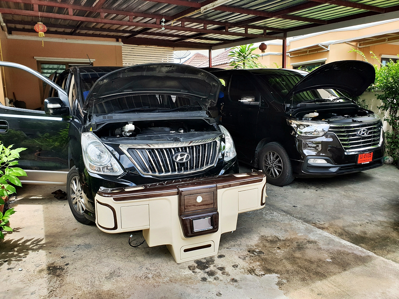 HYUNDAI H-1 ELITE 2018 [ ประตูไฟฟ้า + เบาะ vip + ท้าย 60:40 + คอนโซลทีวี32 นิ้ว ] { น4105 }