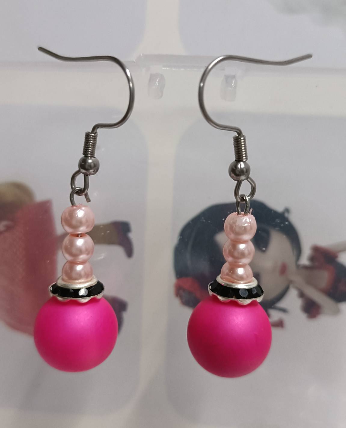 ต่างหูระย้า สแตนเลส ร้อยลูกปัด clay สีบานเย็นและลูกปัดมุกชมพูเม็ดเล็ก ยาวประมาณ 4.5 ซม. 1 คู่