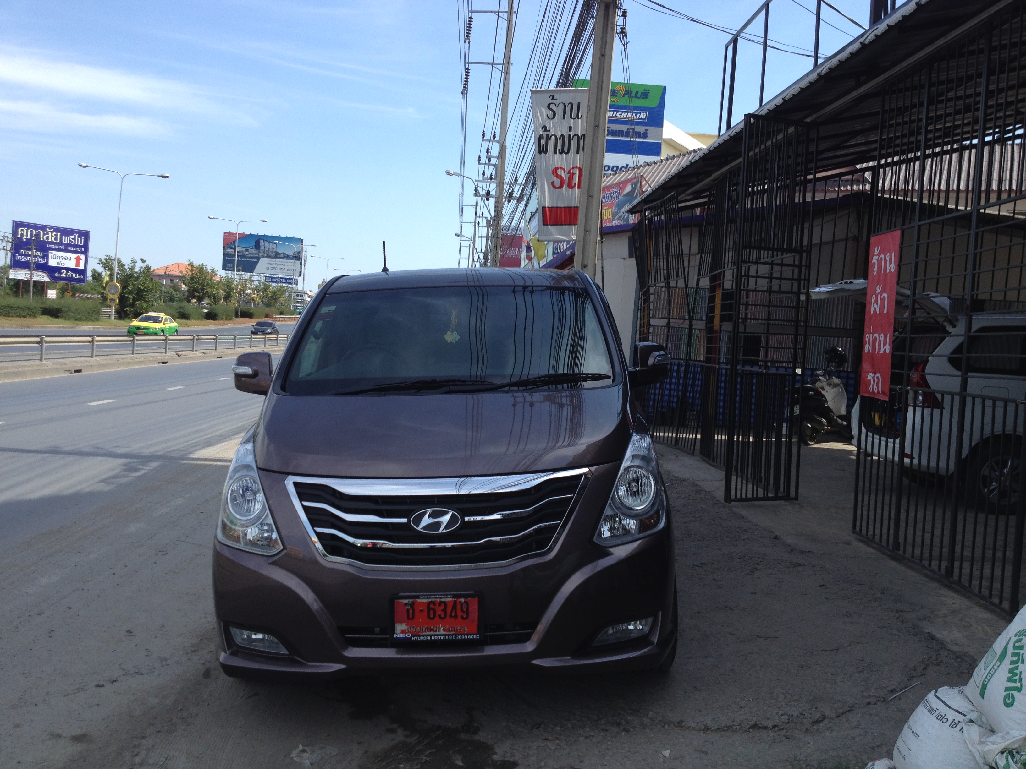 HYUNDAI H-1 DELUXE [ ประตูไฟฟ้า ซ้าย + ประตูดูด ขวา + usb 2 port + mini usb build-in ]- {ช-6349}