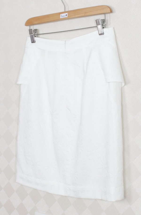 SK-275 กระโปรงแฟชั่น&ทำงาน ทรงสอบ ผ้าไหมอิตาลีสีขาวพิมพ์ลายนูนรูปดอกไม้ ด้านหน้ากระโปรงจับจีบระบาย