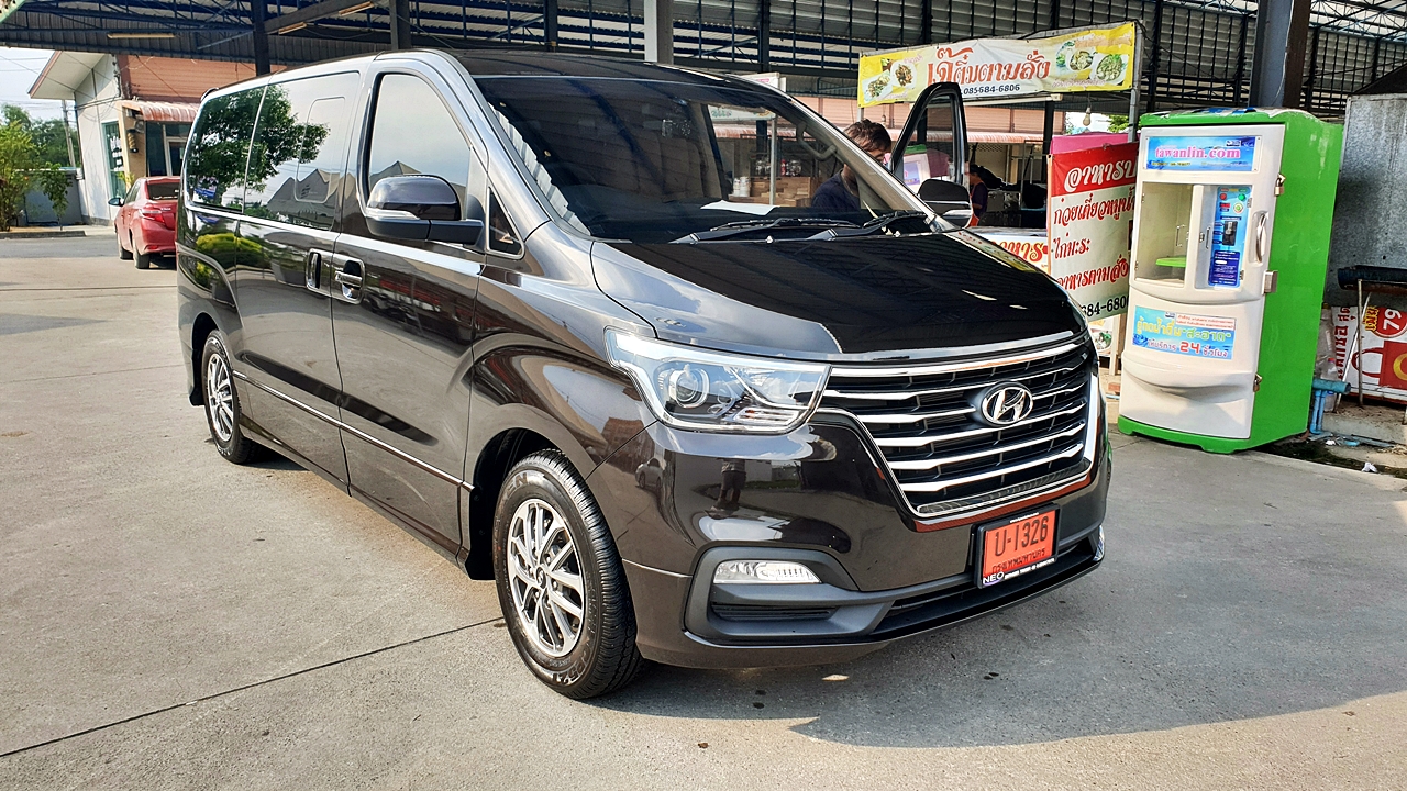 HYUNDAI H-1 ELITE 2018 [ ประตูไฟฟ้า + เบาะ vip + ท้าย 60:40 + คอนโซลทีวี 24 นิ้ว ] { บ1326 }