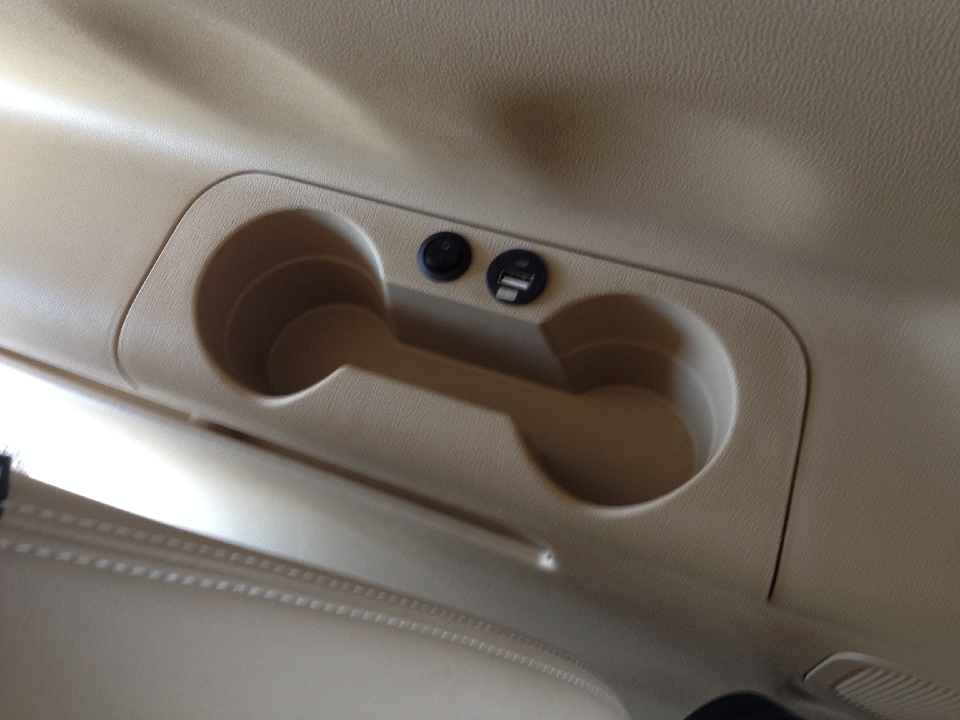 HYUNDAI H-1 DELUXE [ ประตูไฟฟ้า ซ้าย + ประตูดูด ขวา + usb 2 port + mini usb build-in ]- {ช-6349}