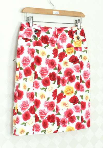 SK-338 กระโปรงแฟชั่น&ทำงาน ทรงสอบ ผ้าคอตต้อนญี่ปุ่นพิมพ์ลายดอกกุหลาบแดง ชมพู เหลือง พื้นขาว พร้อมโบว์คาดเอว
