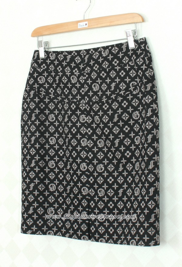 SK-312 กระโปรงแฟชั่น&ทำงาน ทรงสอบ ผ้าญี่ปุ่นพิมพ์ลายกราฟฟิคพื้นดำ ตกแต่งด้วยกระดุม 4 เม็ด