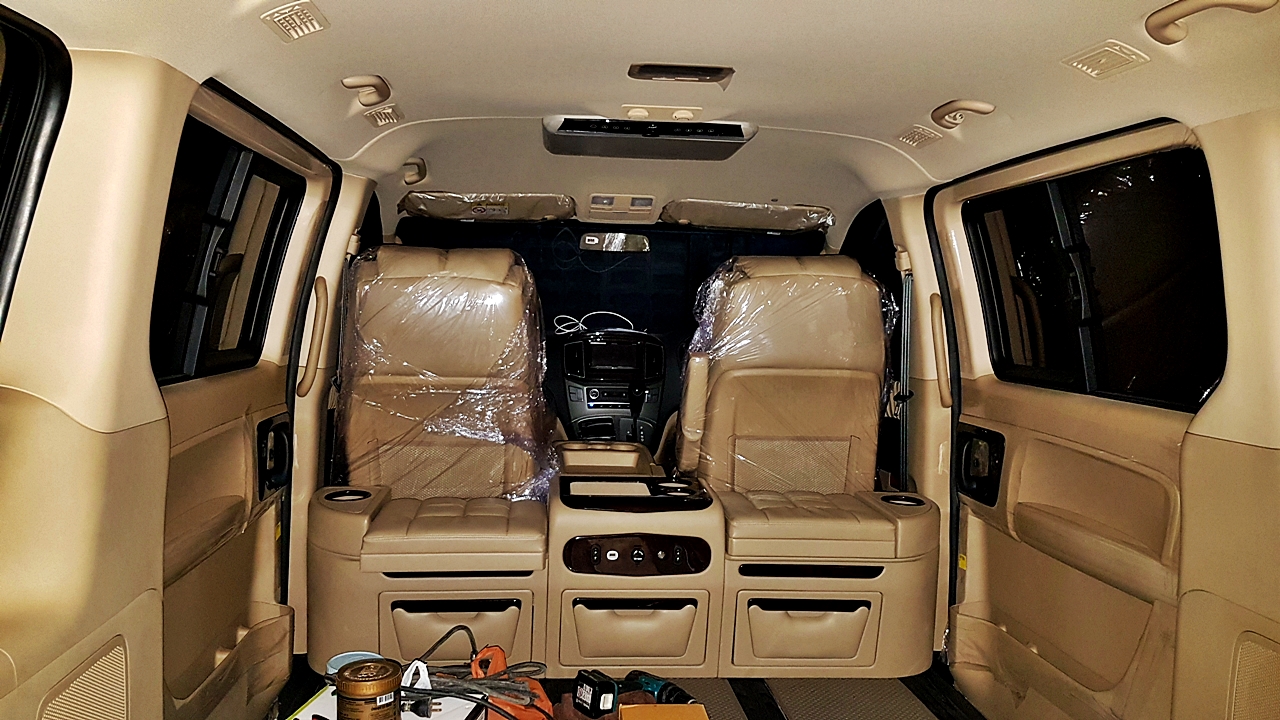 HYUNDAI H-1 ELITE 2017 [ จอหน้า pioneer 8850 + เครื่องเสียงชุดใหญ่ + ประตูไฟฟ้า 1 ข้าง + เบาะ vip + ท้าย 60:40 + คอนโซลเตี้ย ] {ฮล2626 , ก5212 }