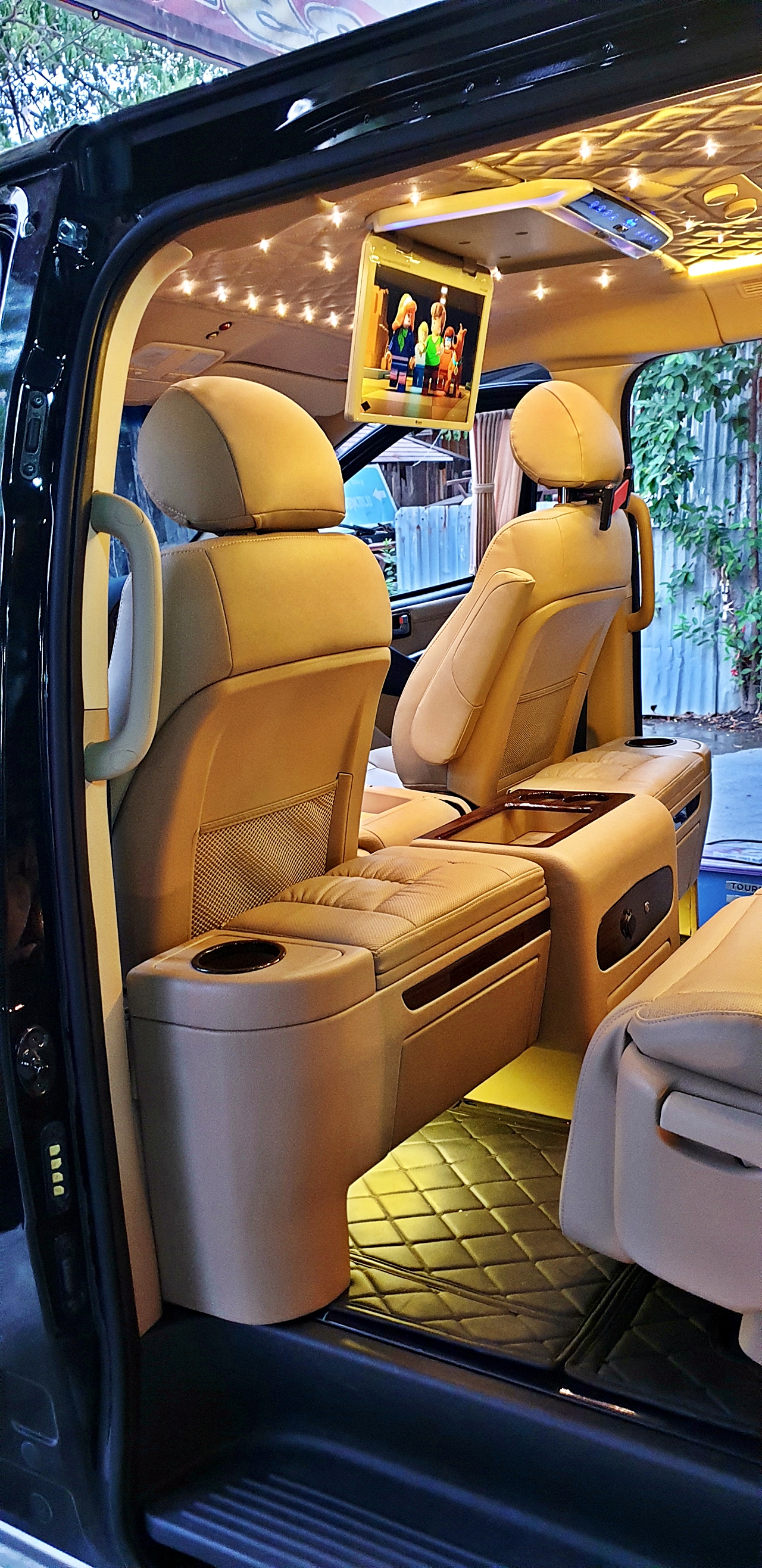 HYUNDAI H-1 ELITE 2019 ลูกค้า ชลบุรี [ เบาะVIP , เบาะท้าย , หลังคา , คอนโซลเตี้ย , จอเพดาน , เครื่องเสียง , ผ้าม่าน ] - นง7120