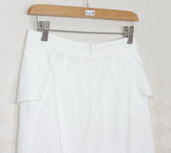 SK-275 กระโปรงแฟชั่น&ทำงาน ทรงสอบ ผ้าไหมอิตาลีสีขาวพิมพ์ลายนูนรูปดอกไม้ ด้านหน้ากระโปรงจับจีบระบาย