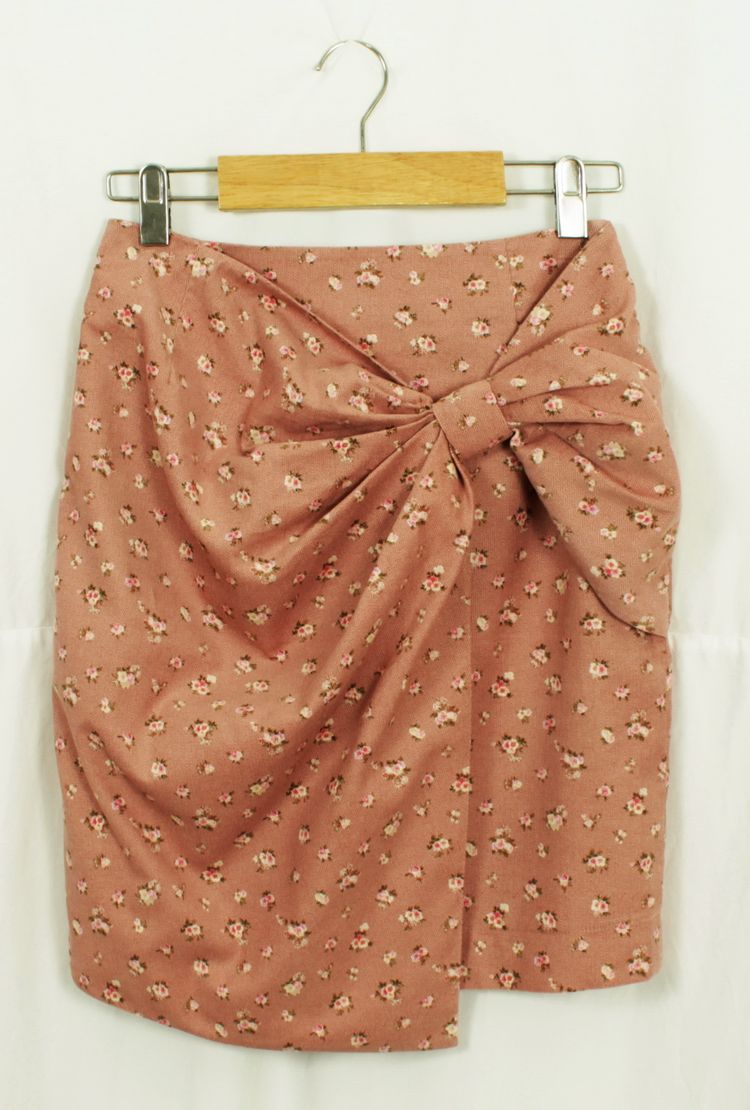SK-137 กระโปรงโบว์แฟชั่น โทนสีชมพูพาสเทล ลายดอกกุหลาบเล็กๆ มีรูปโบว์ใหญ่ด้านหน้า