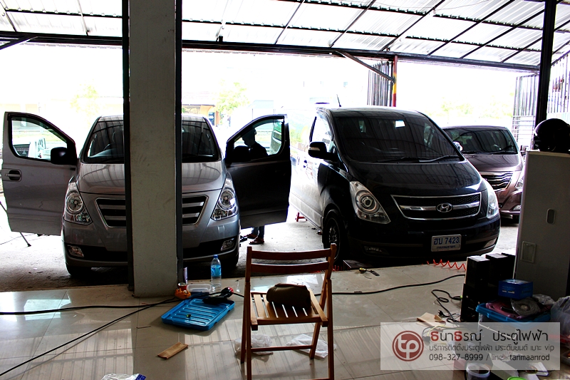 HYUNDAI H-1 TOURING [ประตูไฟฟ้า 2 ข้าง + กระไดไฟฟ้า 2 ข้าง + เครื่องเสียง + หุ้มเบาะหนังสเปคโรงงาน] {ก5223}
